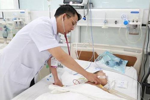 Bé 3 tuổi bị viêm phổi nặng do uống nhầm dầu hỏa