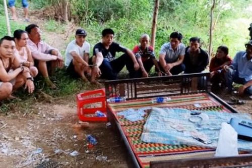 Bắt hàng chục con bạc say sưa 'sát phạt' ở ven sông