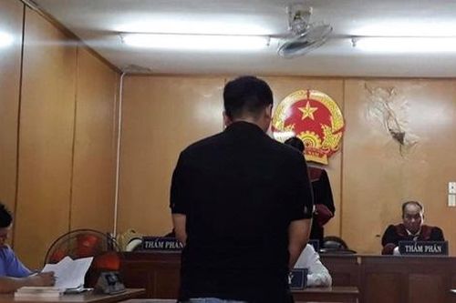 Nguyên cán bộ Công an lãnh án tù vì cướp điện thoại 12 năm trước