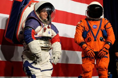 NASA công bố bộ đồ không gian mới cho thế hệ phi hành gia Artemis: An toàn là trên hết