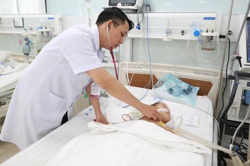 Bé gái khát nước, uống nhầm chai dầu hỏa nguy kịch