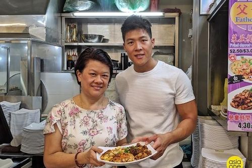 Cựu tiếp viên hàng không bán đồ ăn hút khách nườm nượp vì... đẹp trai