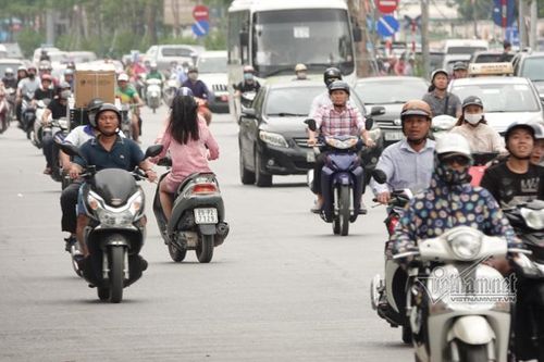 Vội vã quặt xe chạy trốn cảnh sát 141, cô gái nổi nhất phố Hà Nội