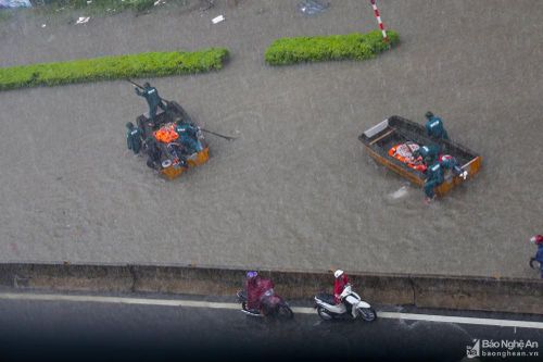Thành Vinh lại ngập thành sông, thuyền cứu hộ chạy băng băng giữa đường