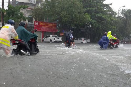 Cảnh sát dầm mình giúp dân lưu thông giữa mênh mông nước ở Nghệ An