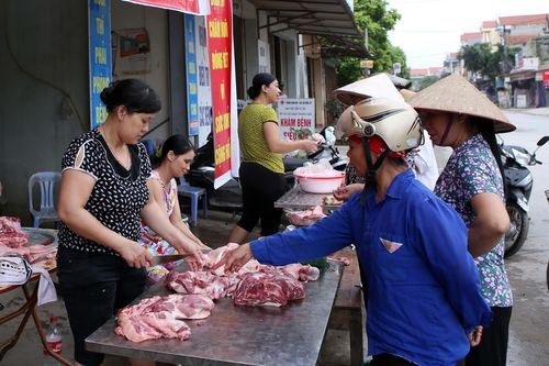 Người dân và tiểu thương lo lắng vì giá thịt lợn tăng cao