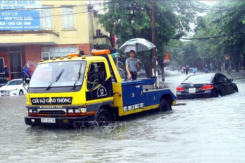 Mưa lớn khiến giao thông tại thành phố Vinh tê liệt