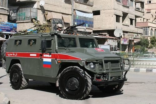 Quân cảnh Nga lần đầu tuần tra thành phố Manbij, Syria
