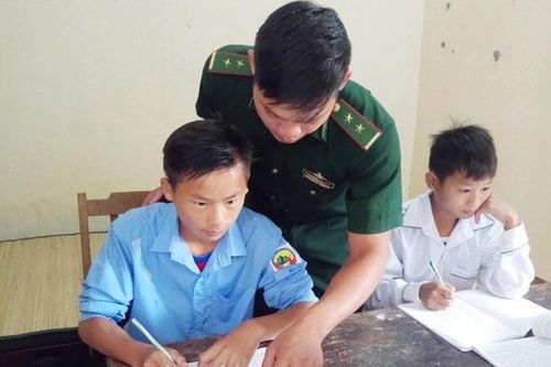 'Bố nuôi' mang quân hàm xanh