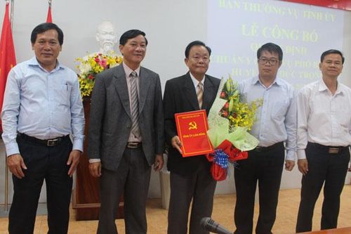 Trao quyết định chuẩn y Phó Bí thư Thường trực Huyện ủy Đức Trọng nhiệm kỳ 2015-2020