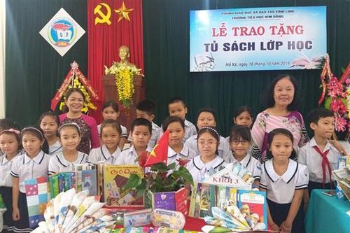 Cô giáo Nguyễn Thị Thanh Hà trao tặng Tủ sách lớp học