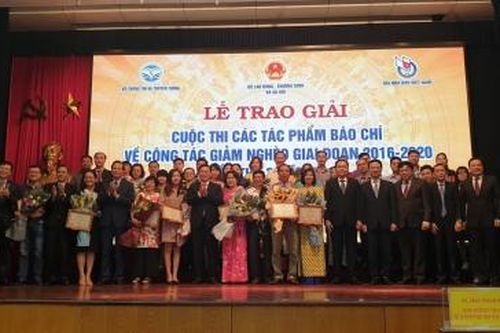Trao giải báo chí viết về công tác giảm nghèo