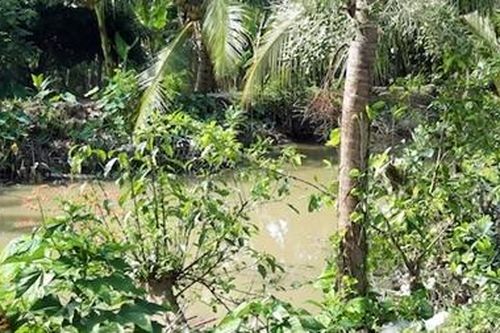 Bé trai hai tuổi ngã kênh nước trước nhà dẫn đến tử vong