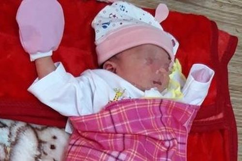 Bé gái 1 ngày tuổi bị bỏ rơi trước chùa