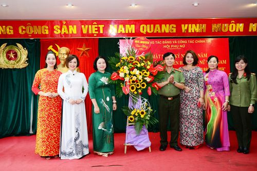 Xứng đáng 8 chữ vàng 'Anh hùng, bất khuất, trung hậu, đảm đang'