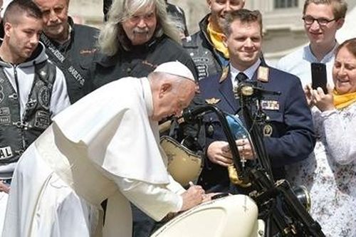 Có thêm chữ ký của Giáo hoàng Francis, siêu mô tô có giá 2,6 tỷ đồng