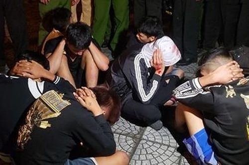 CSGT bị thương khi ngăn chặn nhóm đua xe trái phép