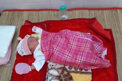 Bé gái 1 ngày tuổi bị bỏ rơi dưới chân tượng Phật Quan Âm