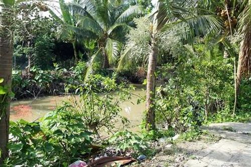 Bé hai tuổi tự trèo cửa rào, té kênh tử vong thương tâm