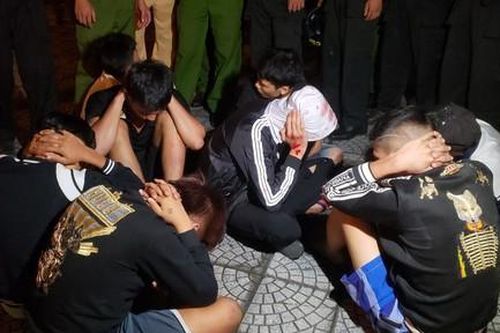 Đi 'bão' sau chiến thắng của ĐT Việt Nam, 2 thiếu niên lao xe vào CSGT