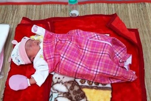 Vĩnh Long: Bé gái sơ sinh có dị tật ở tay bị bỏ rơi ở trước cổng chùa
