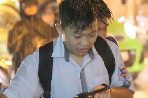Hà Nội: Mưa to đúng giờ tan tầm, nhiều người ướt sũng trên đường về nhà