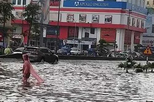 Thành Vinh chìm trong biển nước vì trận lụt lịch sử