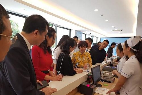 Bệnh viện công đầu tiên của Hà Nội triển khai thanh toán viện phí bằng thẻ