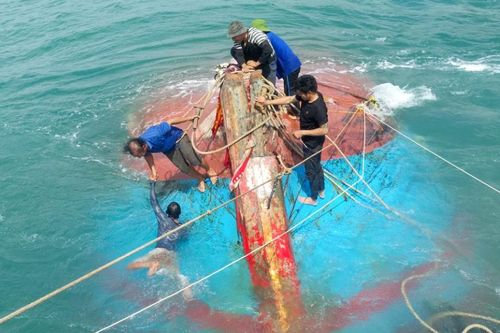 Cứu 12 thuyền viên gặp nạn ở Cù Lao Chàm