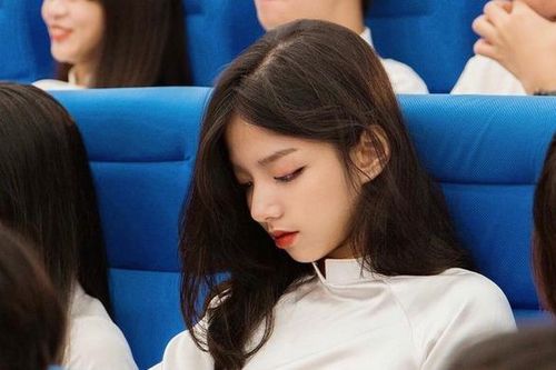 Dàn nữ sinh 2K nổi tiếng nhờ góc nghiêng thần thái