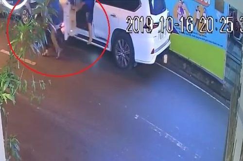 Trộm vặt gương ôtô gặp đúng lúc tài xế ngồi trong xe
