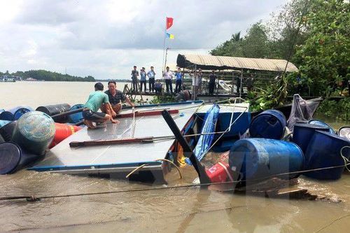 Tài công ngủ gật, sà lan gây tai nạn trên sông Vàm Cỏ Đông