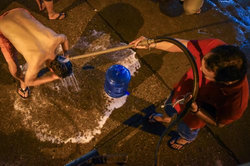 'Các bác giảng hòa với bố tôi để tới tắm nhờ'