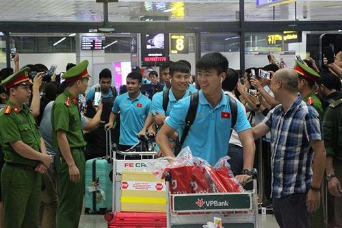 ĐT Việt Nam về nước sau chiến thắng vang dội trước Indonesia