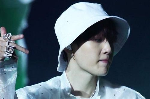 Mang tiếng lạnh lùng, Suga BTS lại siêu ngọt ngào khi để mất nhẫn cưng