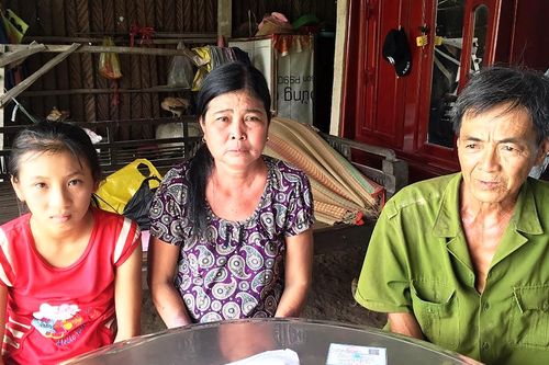 Ba mẹ bệnh nặng, bé lớp 7 gồng gánh gia đình