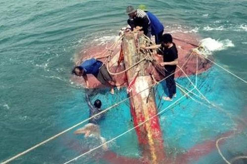 Tàu cá va vào đá ngầm, 12 thuyền viên gặp nạn ở Cù Lao Chàm