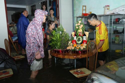 Đường ngập lụt, nhà trai dùng bể phao đẩy sính lễ ăn hỏi đến nhà gái
