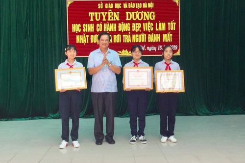 Sở GD&ĐT Hà Nội: Biểu dương 3 học sinh nhặt được tiền trả lại người đánh mất