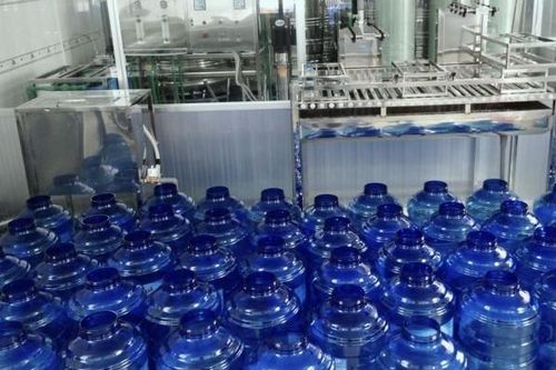 Trường học Hà Nội mua nước sạch nấu ăn cho học sinh