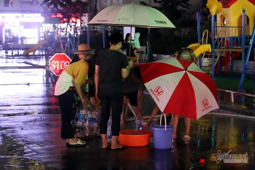 Dân chung cư Hà Nội chen chân, dầm mưa hứng từng giọt nước