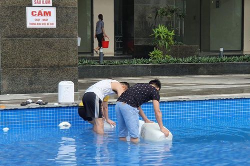 Dân Hà Nội xếp hàng từ đêm khuya, lấy cả nước từ... bể bơi về dùng