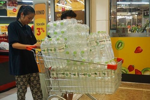 Nước đã về, dân Thủ đô vẫn ùn ùn mua nước đóng chai
