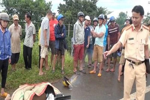 Hai thanh niên tử nạn sau cú tông kinh hoàng vào xe tải