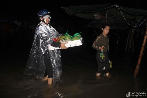 Tiểu thương chợ Vinh trắng đêm trông coi hàng, trực lụt