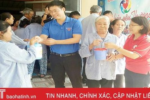 Phát 300 suất cháo cho bệnh nhân nghèo ở Bệnh viện Đa khoa Thạch Hà