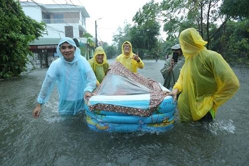 Nước bao quanh mọi ngả đường, nhà trai dùng phao chở sính lễ quyết đón dâu về nhà