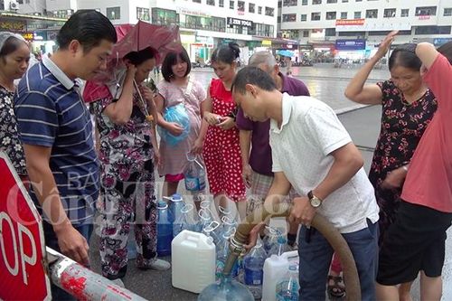 Người dân Hà Nội chật vật xếp hàng chờ nước sạch