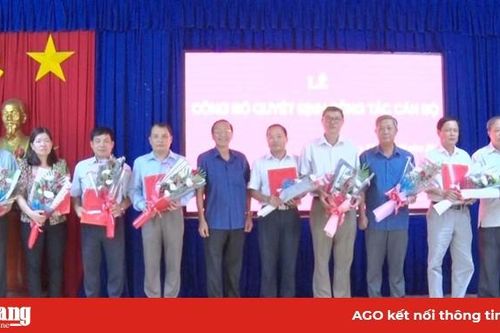 Ban Thường vụ Huyện ủy Phú Tân trao quyết định công tác cán bộ