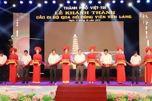 Khánh thành cầu đi bộ qua hồ Công viên Văn Lang